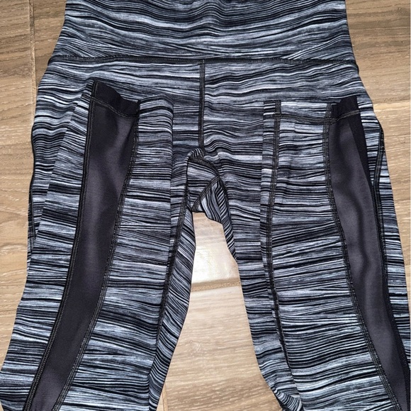 Lululemon Train Times 7/8 Pant *25"
Low Tide Alpine White Black / Black size 6 - Picture 15 of 15